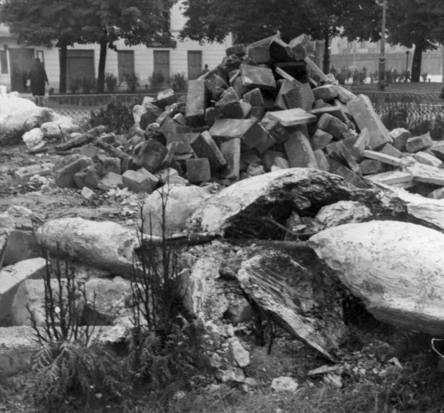 Зруйнований пам'ятник Сталінської Дружби Народів. Фото 1941 року