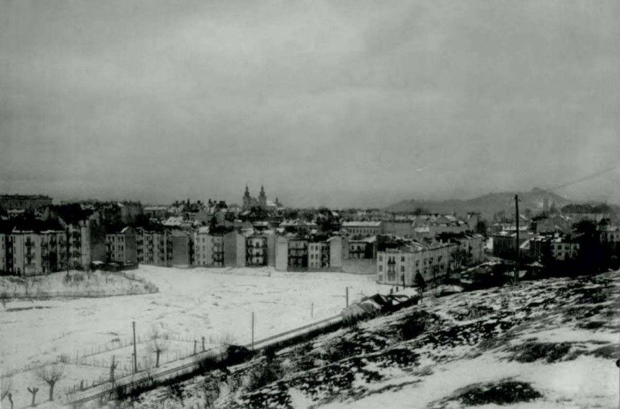 Собків став в час свого осушення. На його фоні помітно уже чиншові кам'яниці, що заполонили Кастелівку, замість віл. Фото 1930-х рр.