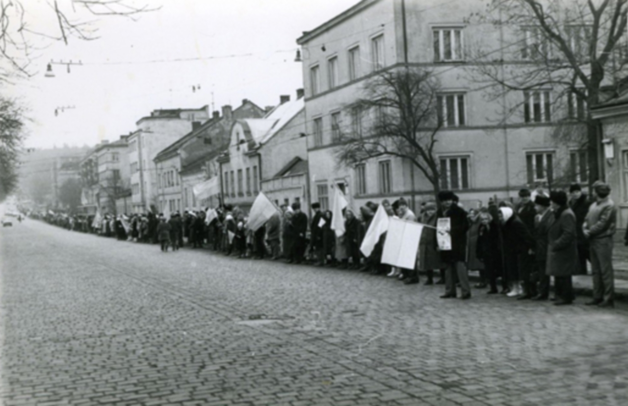 Живий ланцюг з нагоди річниці Акту злуки у Львові 1990