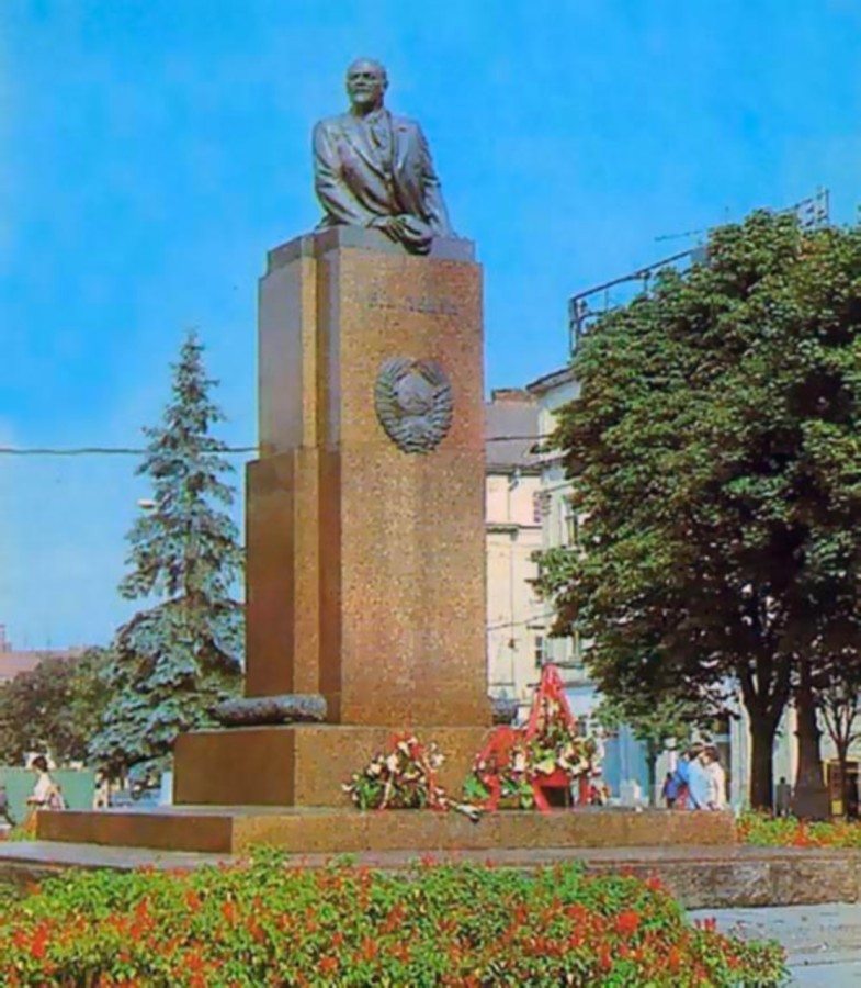 Пам'ятник Леніну біля Оперного театру. Фото 1984 року