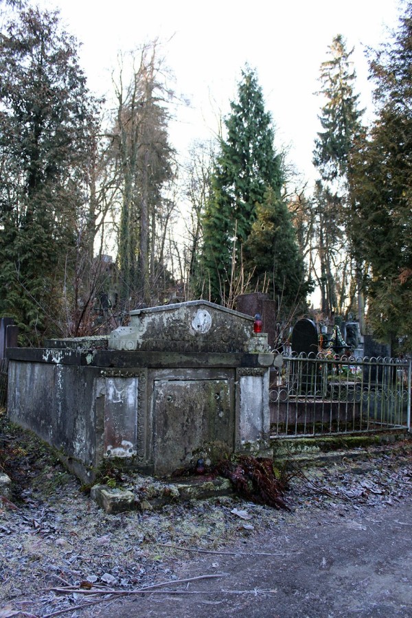 Після того, як час стирає імена і дати, в гру входить містика