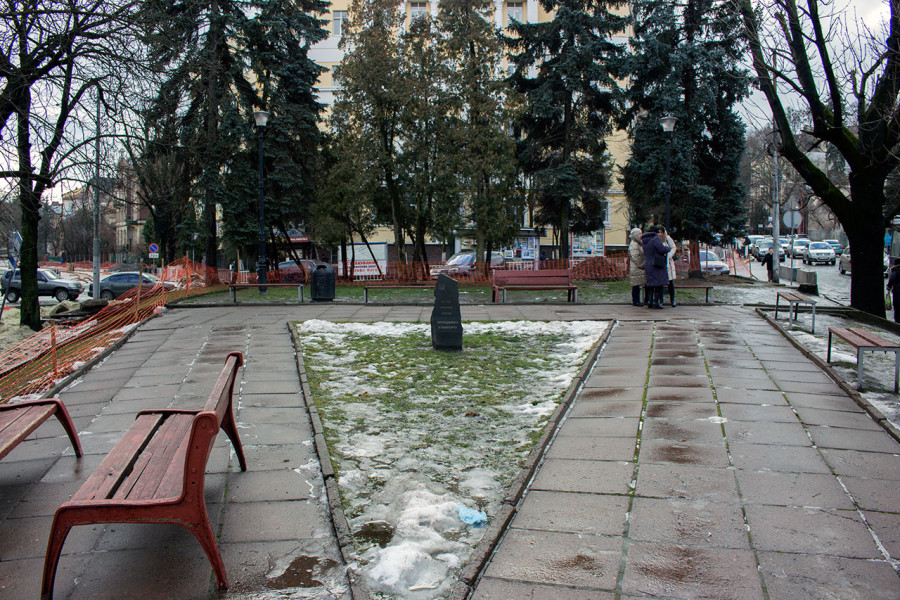 Пам'ятний камінь про спорудження пам'ятнику Володимиру Кубійовичу, 2016 рік