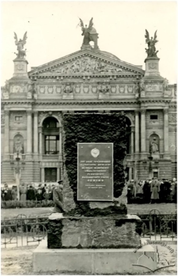 Плита з написом, що скоро на її місці постане пам'ятник Леніну. Фото 1940 року