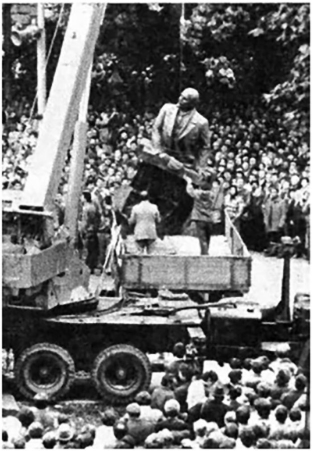 Демонтаж пам'ятника Леніну на проспекті Свободи. Фото 1990 року