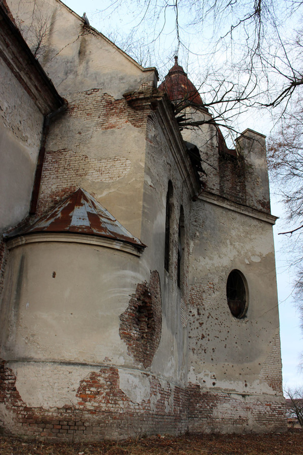 Сліди попадання снаряду та куль у костел, фото 2015 року