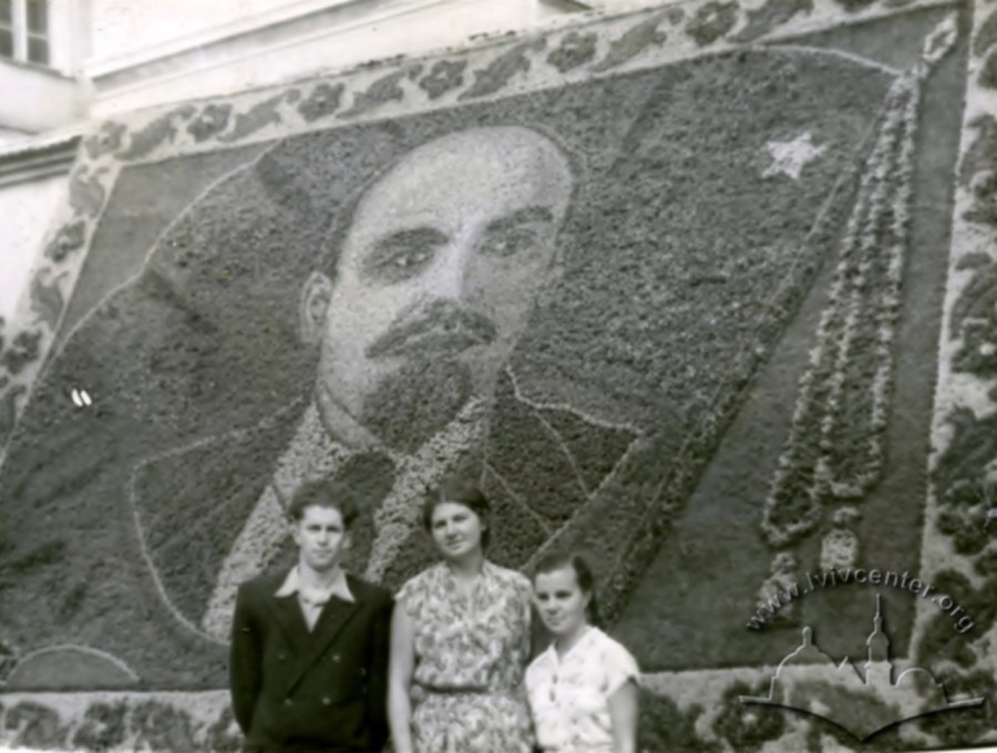 Панно з квітів у вигляді зображення Леніна, що розміщувалося на проспекті Свободи. Фото 1948 року