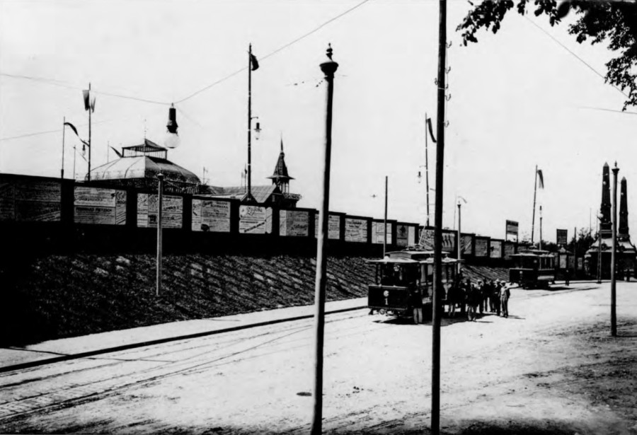 Трамвай біля головного входу до Крайової Виставки на вул. Самчука. Фото 1894 року