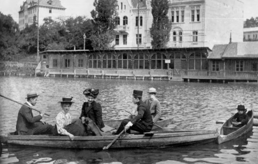 Прогулянка на човні на Панянському ставі. Фото 1910 року