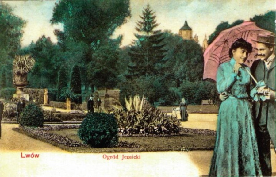 Закохана пара на вході до Поєзуїтського парку. Листівка поч. 20 ст.