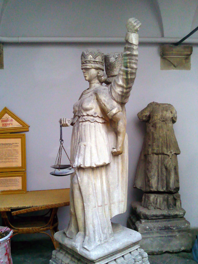 Цікавим спогадом про стародавні львівські публічні покарання любовних та інших злочинів є «Стовп ганьби», що стояв у місті з 1425 року – раніше дерев’яний, потім замінений на кам’яний. Зараз він знаходиться в Італійському дворику Львівського історичного музею (джерело фотографії http://shidulvovi.blogspot.com/2012/04/blog-post_23.html).