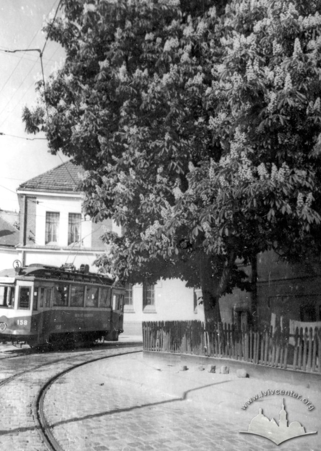 Поворот трамвайної лінії з вул. Дністровської на вул. Зелену. Фото 1960 року