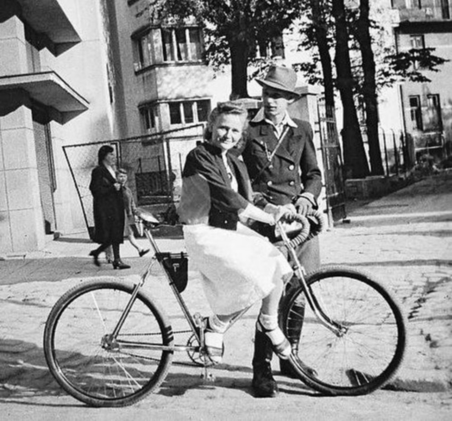 Молода пара під час спільної велопрогулянки. Фото 30-х рр. XX ст.