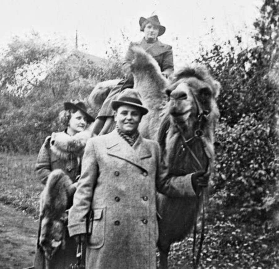 Екзеотична прогяланка верхи на верблюді. Дивує дата фото, адже воно здійснене в часи німецької окупації Львова. Фото 1941-1943 рр.