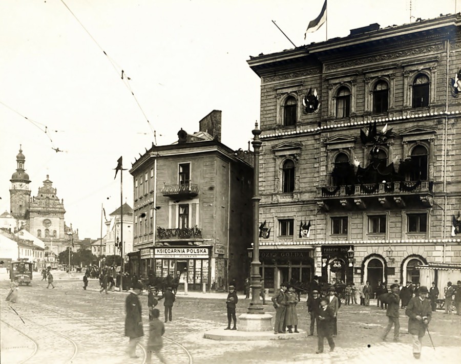 Площа Галицька, по якій курсує електричний трамвай. Фото 1894 р.