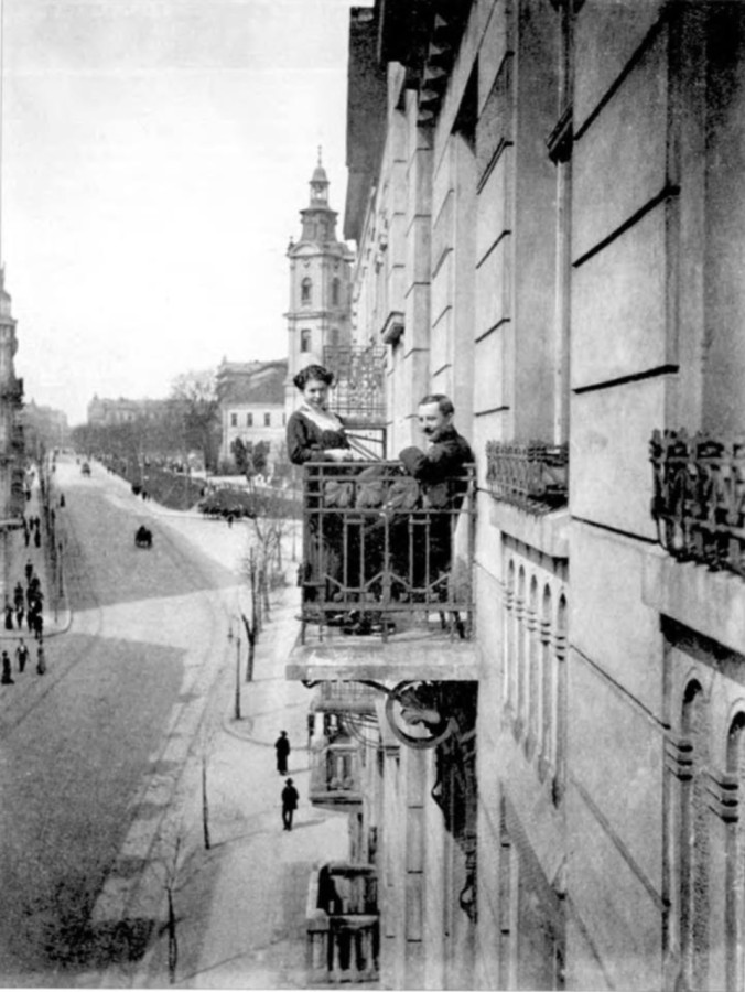 Пара закоханих позує до світлини на фоні вул. Сапєги (Бандери). Фото поч. 20 ст.