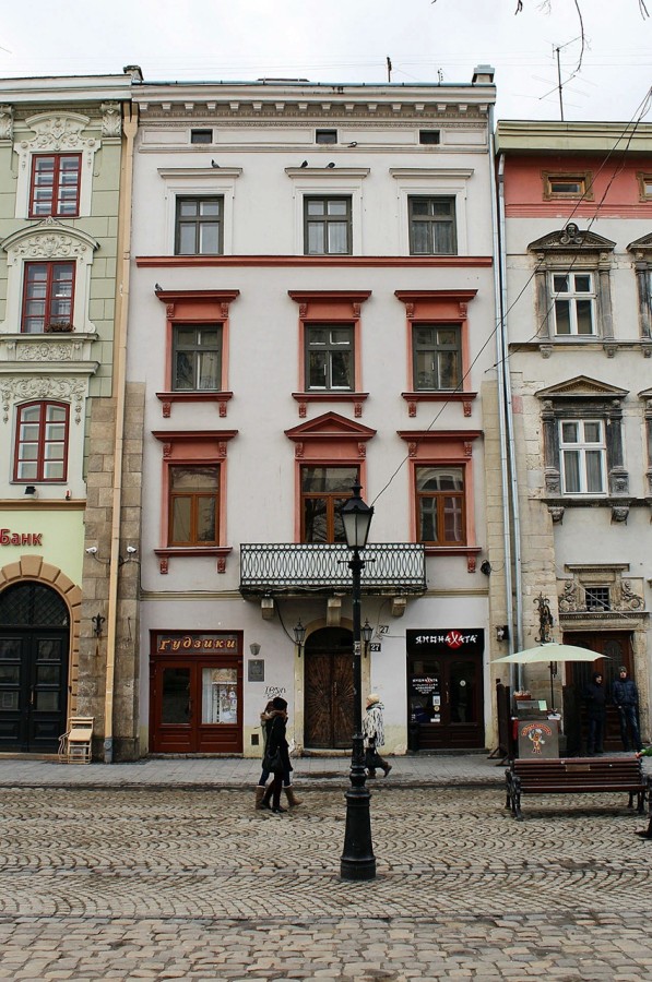 На цьому місці стояв будинок, у якому в 1646-1666 рр. існувала книгарня у Самуеля Кушевича, сьогодні в Фауербахівській кам’яниці магазин та ресторан.