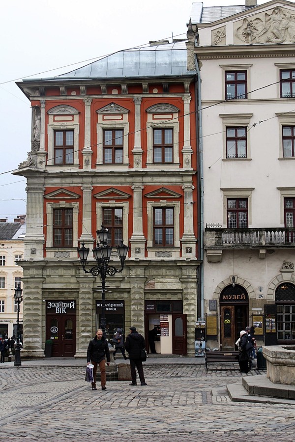 Площа Ринок 23 – одна з адрес книгарні Гебановського