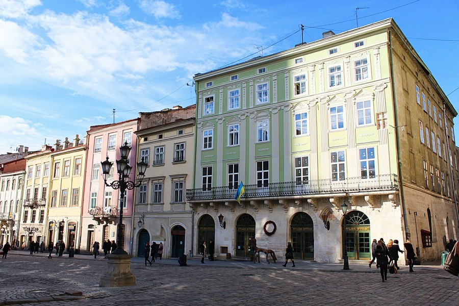 За адресою площа Ринок 45 жив Карл Пфафф, який, ймовірно, тут і займався книжковою торгівлею. Сьогодні тут працює відомий ресторан «Атлас»