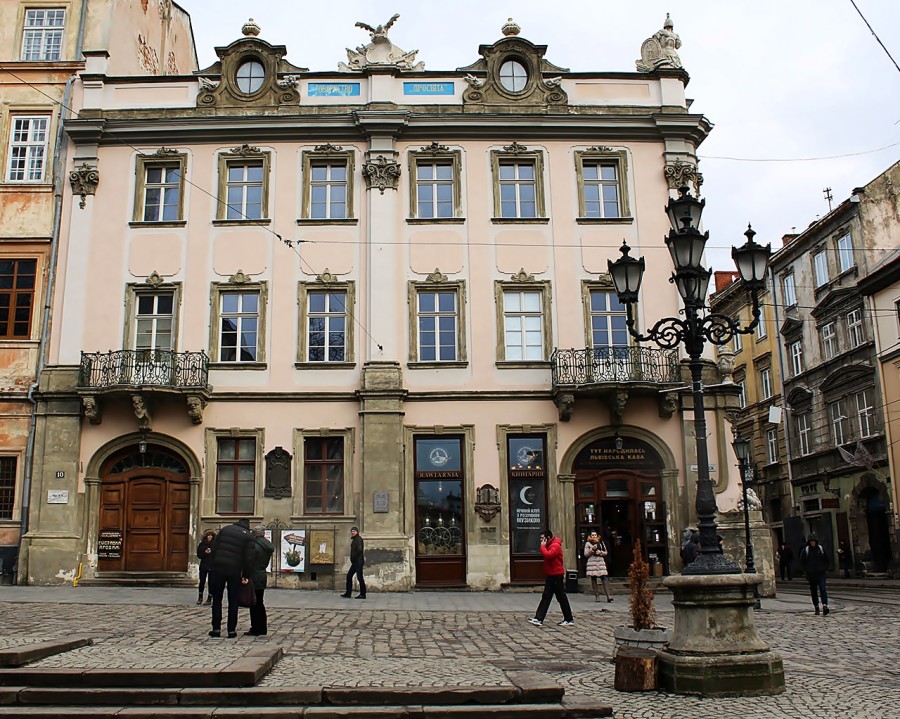 Площа Ринок 10 – книгарня НТШ, сьогодні тут працює відома львівська «Копальня кави»