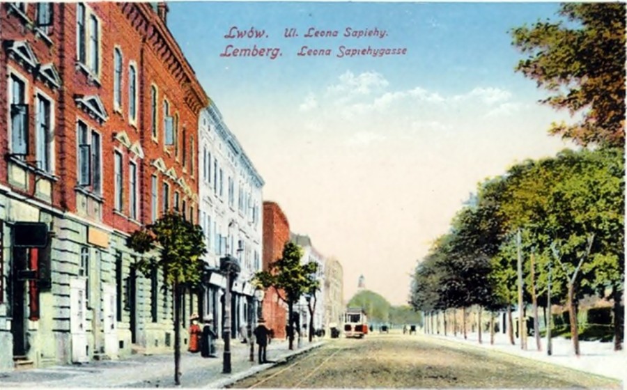 Сучасна вулиця С. Бандери на листівці, 1916 рік. Дальня червона будівля – будинок № 25.