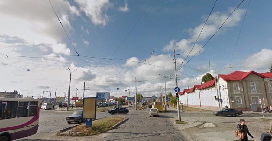 Місце, де розташовувалися тріумфальні арки в 1880 і 1894 роках. Фото 2011 року