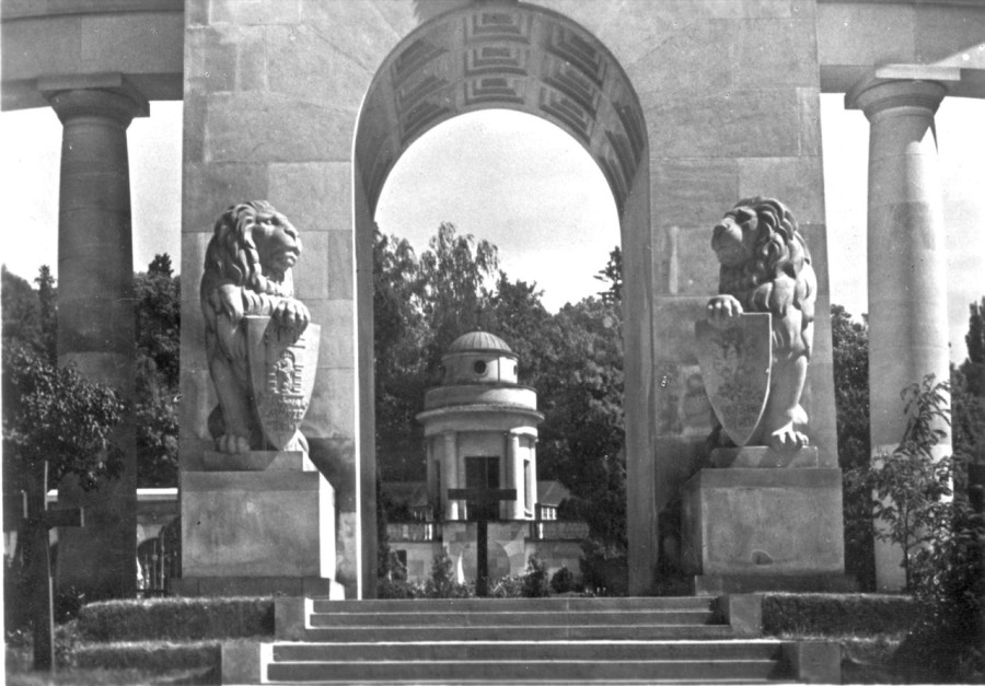 Кам'яні леви на Цвинтарі Орлят. Фото 1930-х рр.