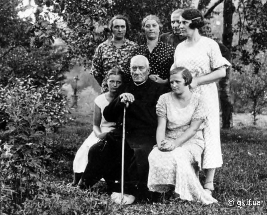 Отець Олекса Волянський з родиною