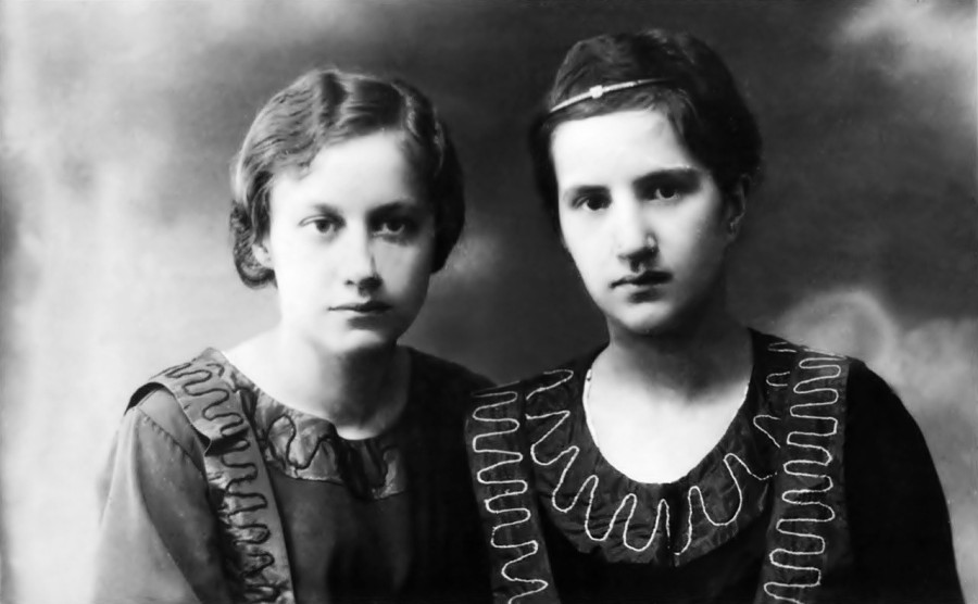 Ольга Плешкан (ліворуч) із двоюрідною сестрою Дарією Данилович. Світлина 1919 р.;