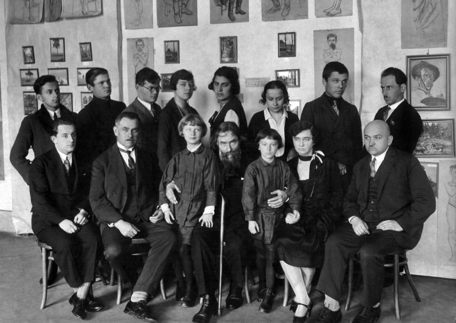 Ольга Плешкан (стоїть третя справа) серед викладачів та учнів Мистецької школи О. Новаківського. 1928 р.
