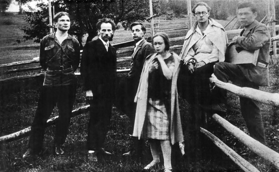 Ольга Плешкан з учнями Мистецької школи Новаківського під час пленерних студій у Космачі. Зліва направо: Олекса Друченко, Григорій Смольський, Степан Луцик, Роман Чорній, Володимир Гриценко. Фото 1926 р.