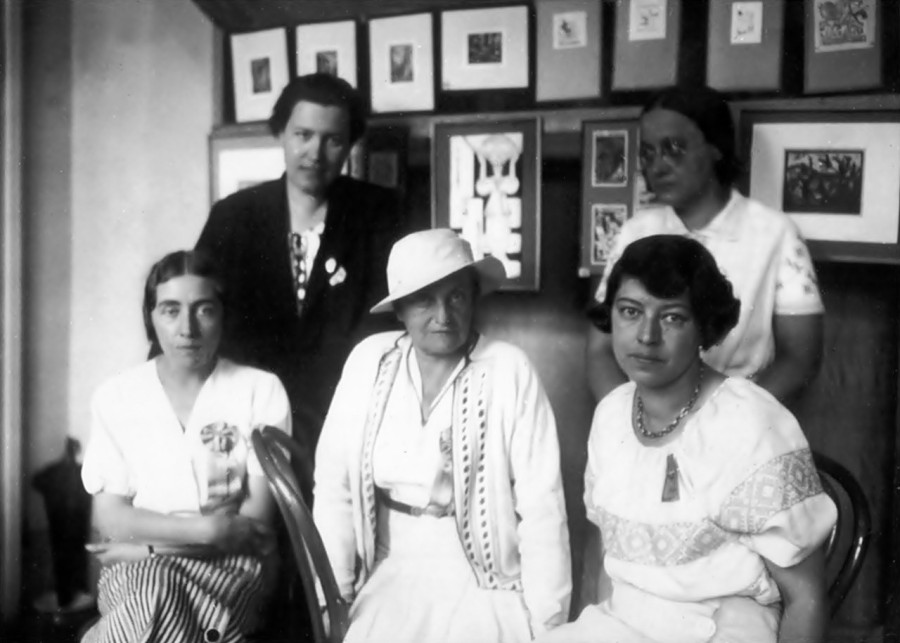 Мисткині – учасниці Всесвітнього конґресу українських жінок у Станіславові, 1934 р. Сидять (зліва направо): Ярослава Музика, Олена Кульчицька, Стефанія Гебус. Стоять (зліва направо): Наталія Мілян і Ольга Плешкан