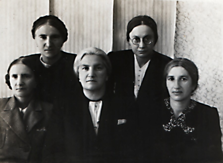 Ольга Плешкан із сестрами Данилович. Сидять (зліва направо): Дарія Шимонович, Стефанія Сеник, Іванна Стефаник. Стоять (зліва направо): Євгенія Данилович і О. Плешкан. Світлина 1950 р.