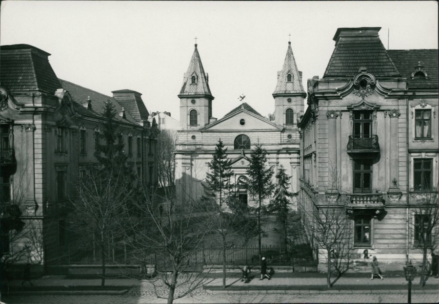 Євангелістська церква Святої Урсули на вул. Зеленій, де починався похорон американського льотчика Едмунда Грейвса. Фото 1925 року