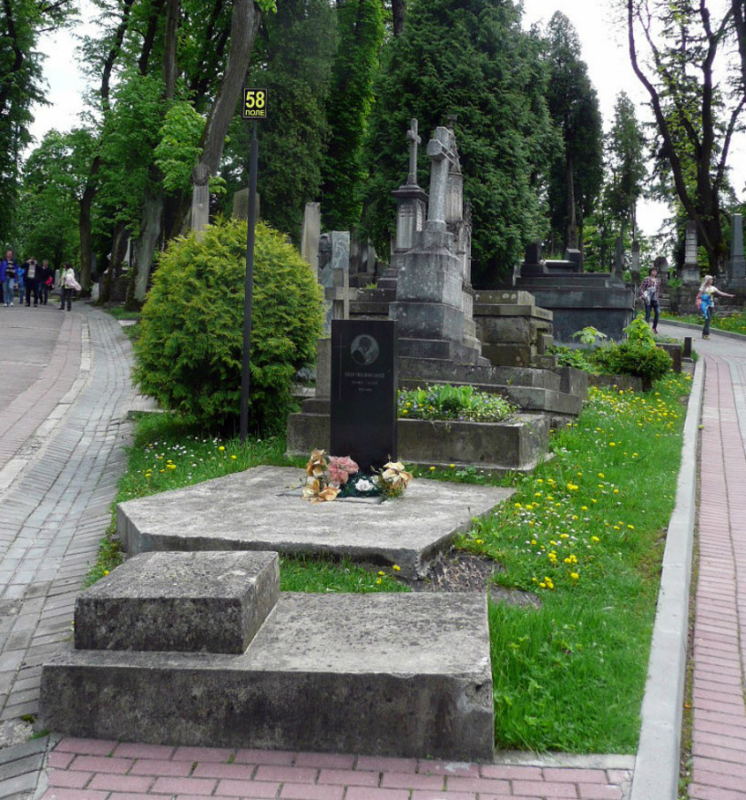 Пам'ятник Якову Гніздовському на Личаківському цвинтарі. Фото з strichka.com 