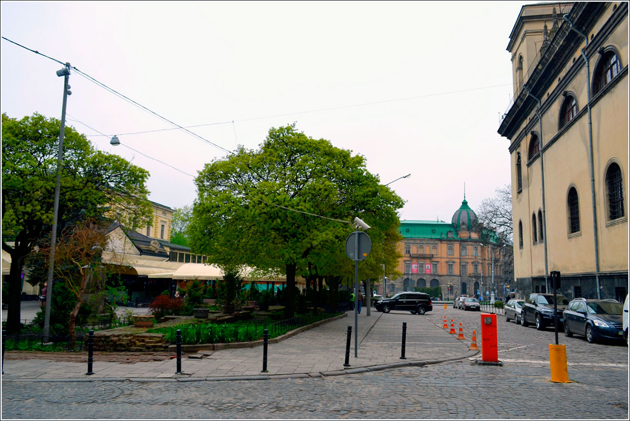 Місце, де розташовувалась Єзуїтська хвіртка – між костелом єзуїтів та шпителем Святого Духа, де зараз пам’ятник І. Підкові (вулиці Театральна та площа Підкови) (фото Тетяна Жернова, 2016р)