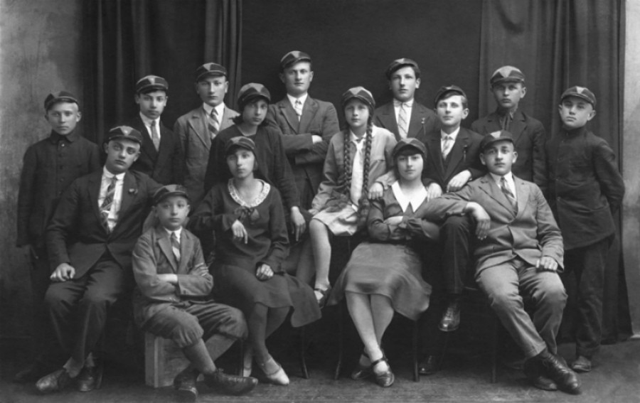 Шкільний клас Я. Гніздоського. Він сидить на скрині в передньому ряду, 1930-ті рр. Фото з plus.google.com