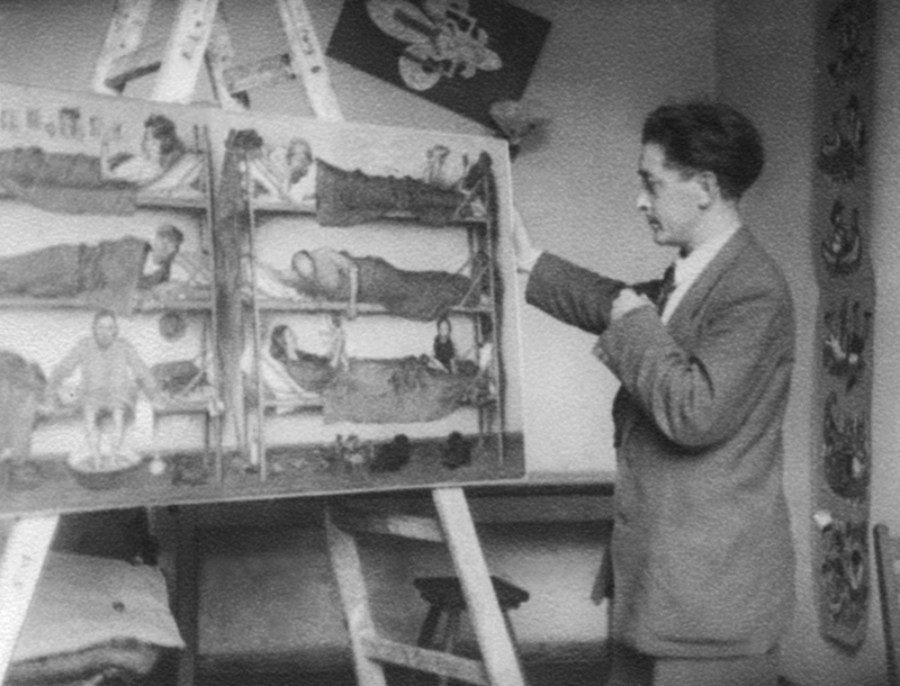 Я. Гніздовський на фоні картини "Переміщені особи". Фото з www.wikiwand.com