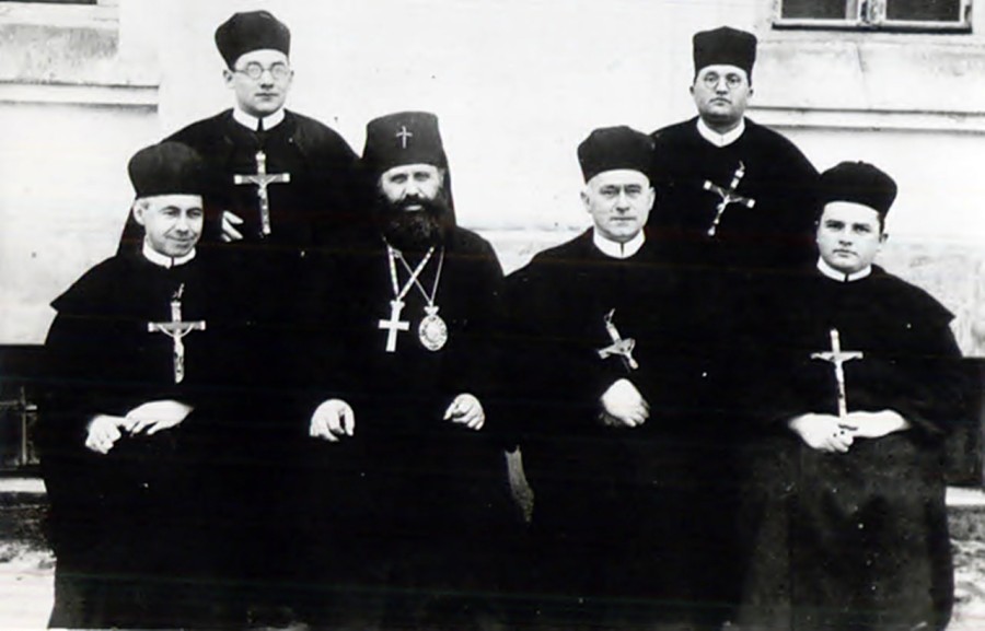 Отець Володимир (стоїть ліворуч) з єпископом Миколаєм Чарнецьким та співбратами по чину - https://picasaweb.google.com/116226675049743659000/qWFXOL#5561208490168493090