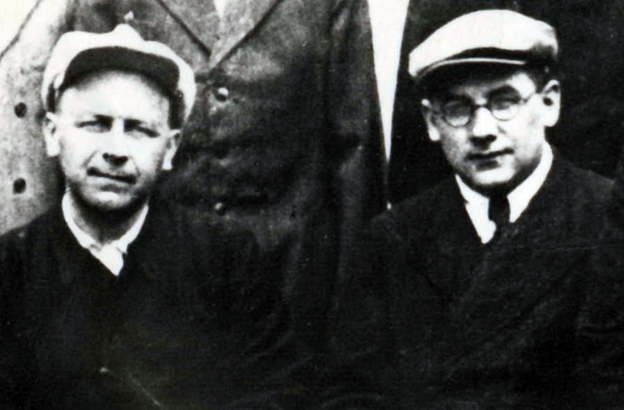 Отці Василій Величковський (ліворуч) і Володимир Стернюк, 1940-і рр. - http://ichistory.org.ua/blog/2014/07/01/yuvilejni-daty-lypen-2014/