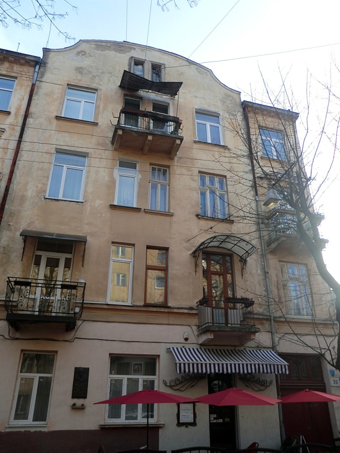 Сучасний вигляд будівлі під № 30 на вул. Туган-Барановського, де від 1953 до 1990 р. проживав владика Стернюк (світлина автора)