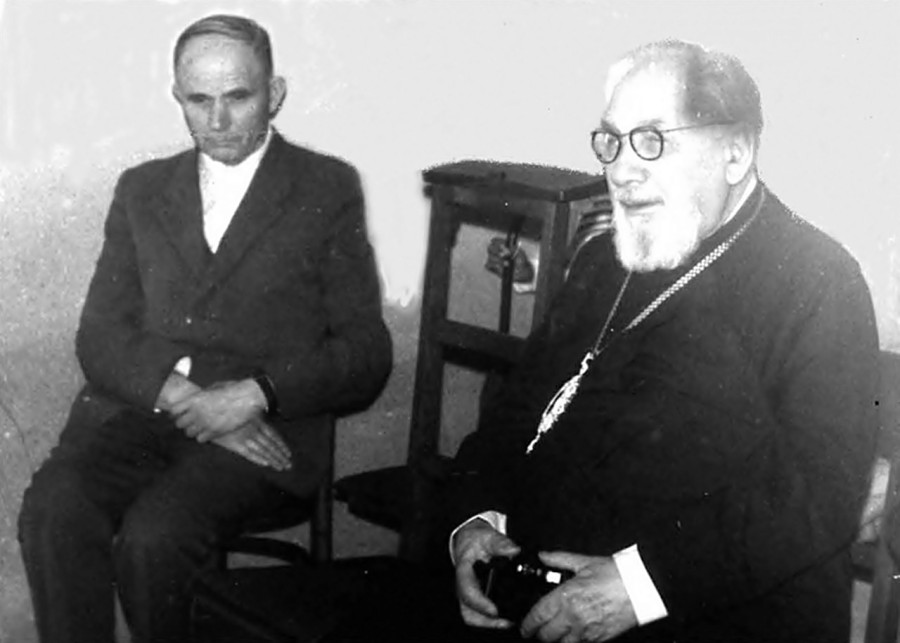 Владика Стернюк і о. Євген Пелех, ЧНІ у домі сестер-вікентійок, 1990 р. – http://www.cssr.lviv.ua/news/?article=424