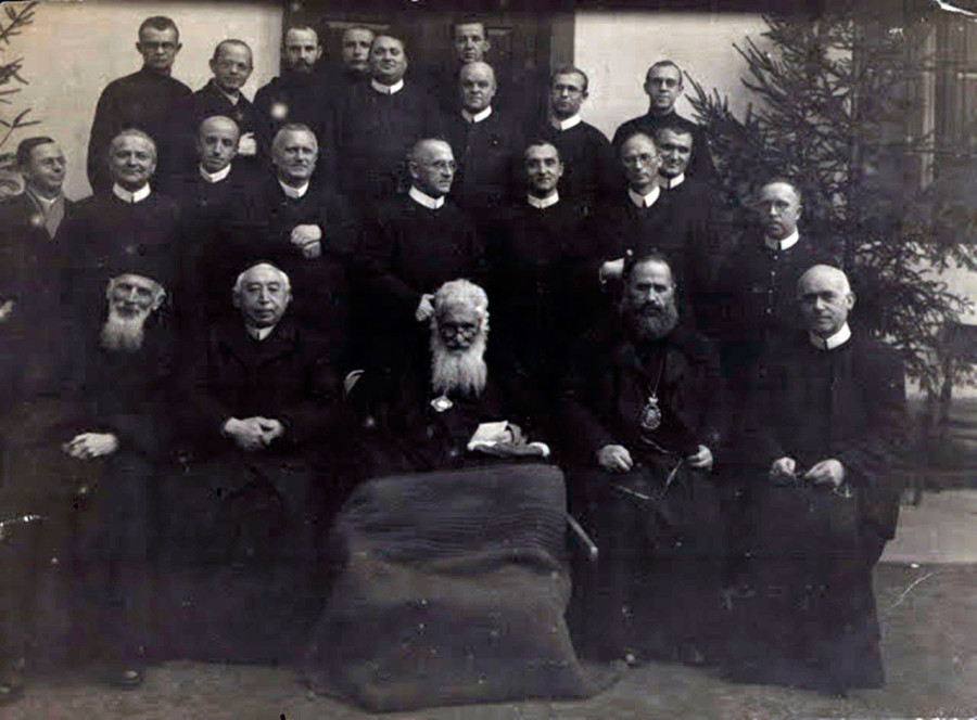 Митрополит Андрей Шептицький і отець Климентій Шептицький з єпископом Миколаєм Чарнецьким та отцями-редемптористами. Отець де Вохт сидить у першому ряді крайній праворуч