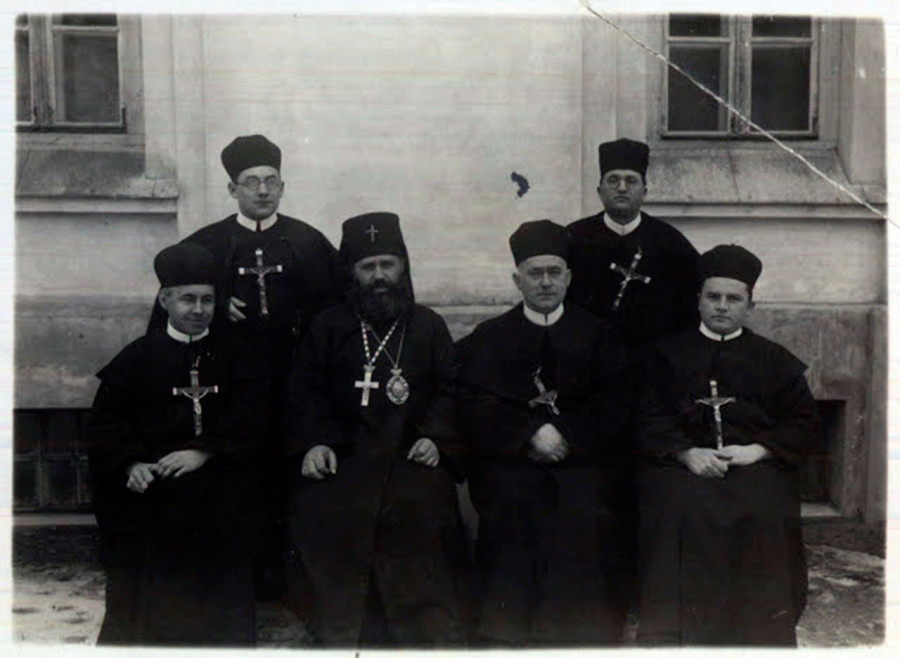 Отець Йосиф де Вохт (сидить другий праворуч) з владикою Миколаєм Чарнецьким та співбратами по чину