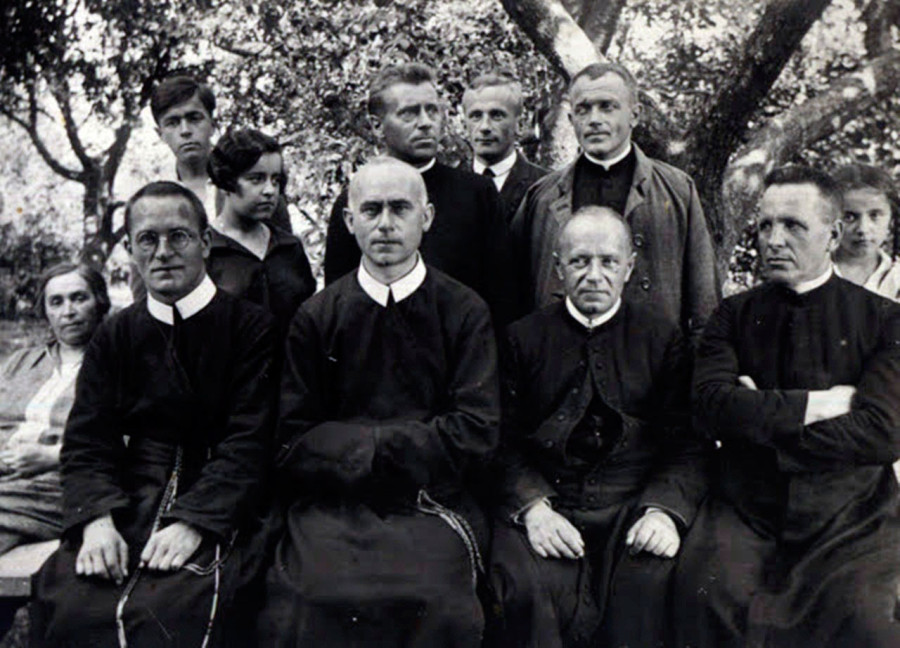 Отець Йосиф де Вохт (в центрі)