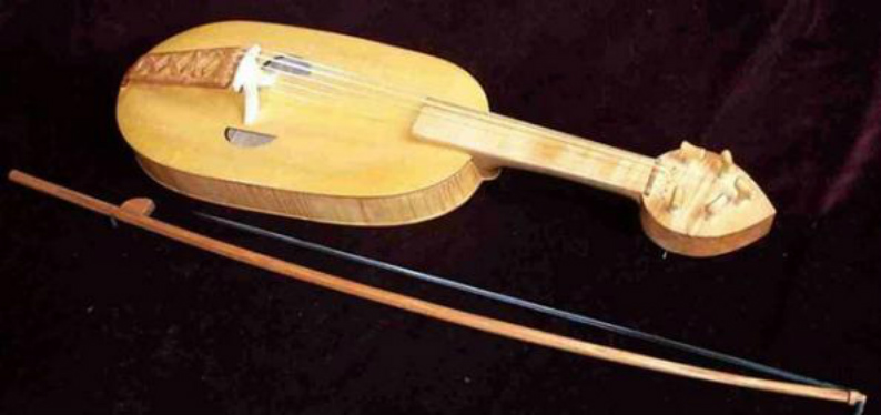 Фідель, один з інструментів, який використовує ансамбль. Фото з www.poy.su