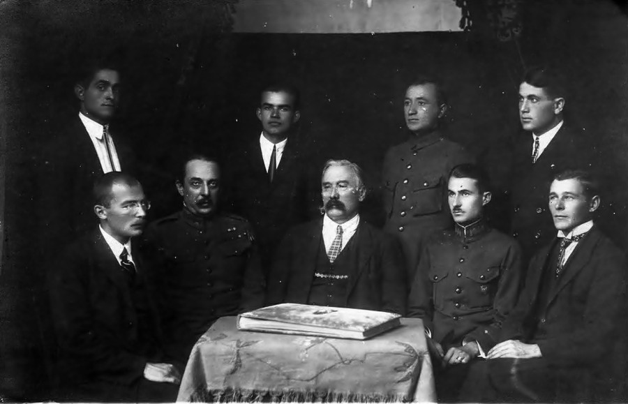 Виділ Театральної дружини ім. І. Франка в Йозефові, листопад 1924 р. Зліва направо сидять: четар 2-ої Коломийської бригади УГА Олекса Балицький, полковник Микола Аркас, режисер Микола Садовський, четар 1-го корпусу УГА Антін Хухра, невідомий, стоять: Козій, Козинський, старшина корпусу УСС Володимир Моклович, поручник УГА Семен Александрук (зі сайту http://forum.milua.org/viewtopic.php?f=2&t=11915&start=885)