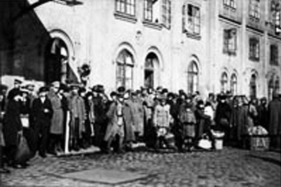 Інтерновані українці перед від’їздом з Ліберців до Йозефова, Чехо-Словаччина, 1921 р. (із фондів Центрального державного кінофотофоноархіву України імені Г. С. Пшеничного, од. обл. 0-189089; http://www.archives.gov.ua/Sections/Ukr_emigraciya/CDKFFA)