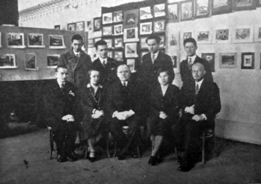 Ініціативний гурток першої виставки української фотографії, організованої УФОТО у Львові, 1935 р. Зліва направо сидять: Ярослав Савка, Мечислава Ганицька, Степан Дмоховський, Ярка Проців, Олекса Балицький, стоять: Юліан Дорош, Володимир Голіян, Данило Фіґоль, Богдан Скрентович (Світло й Тінь. – 1935. – Ч. 5)