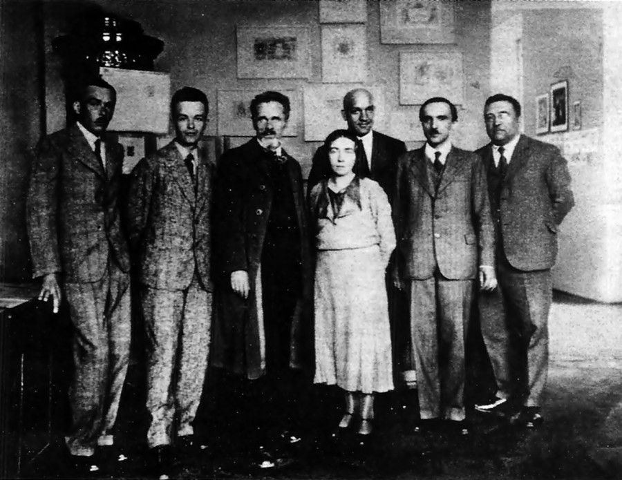 Павло Ковжун серед групи громадсько-культурних діячів Львова на експозиції виставки, Львів, 1932 р. (Павло Ковжун. Творча спадщина художника: матеріали, бібліографічний довідник / упоряд. І. Мельник, Р. Яців. – Львів, 2010)