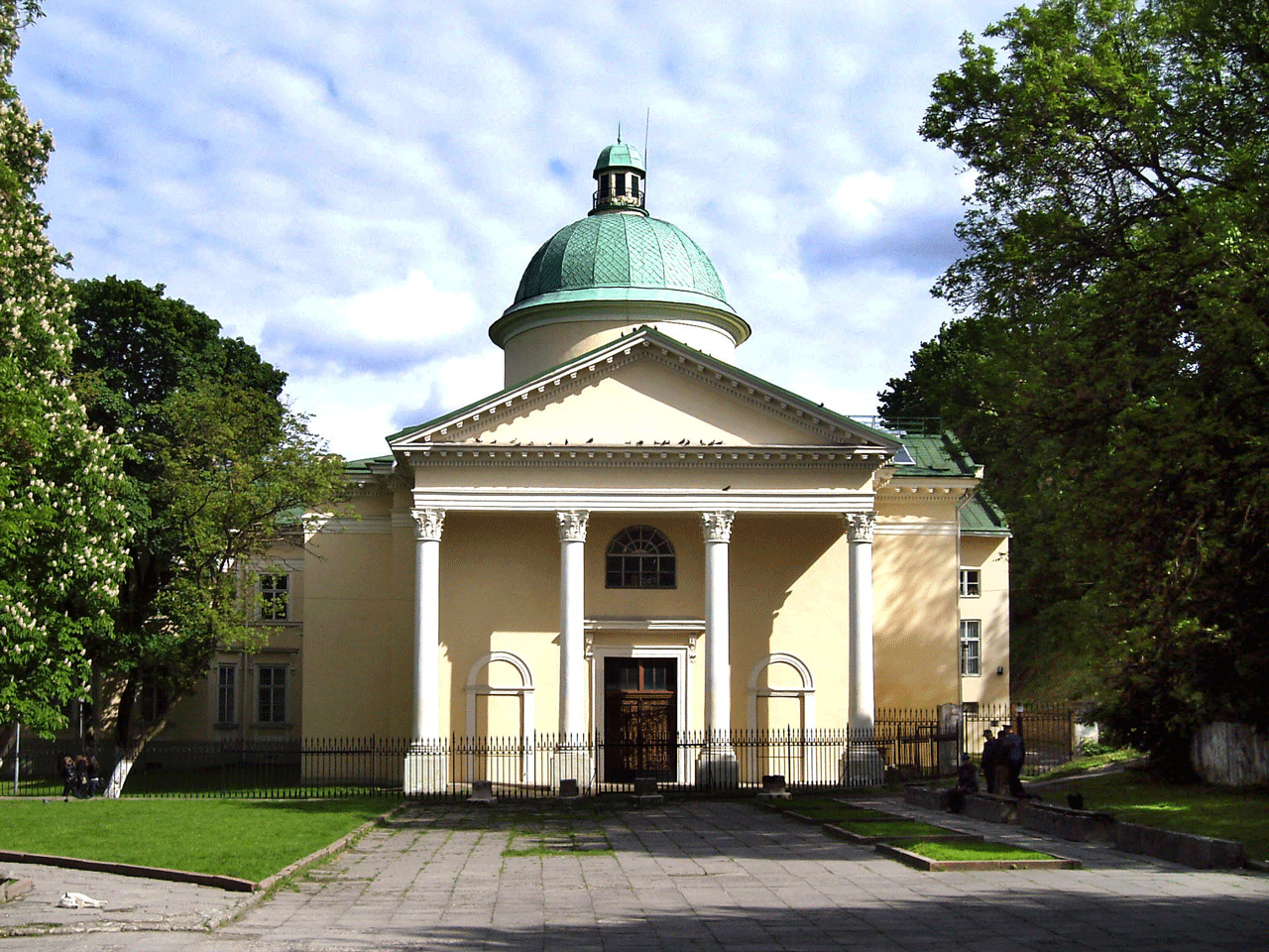 Бібліотека імені В. Стефаника - колишнє приміщення монастиря кармеліток взутих.